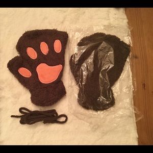 CUTE CUTE CUTE: Cozy paw gloves, brownish color.. last pair